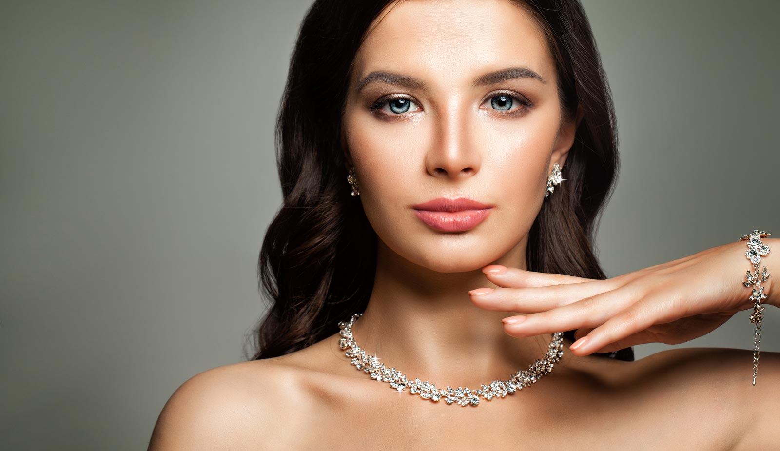 woman-diamond-bracelet-necklace-earrings-diamonds-by-doron