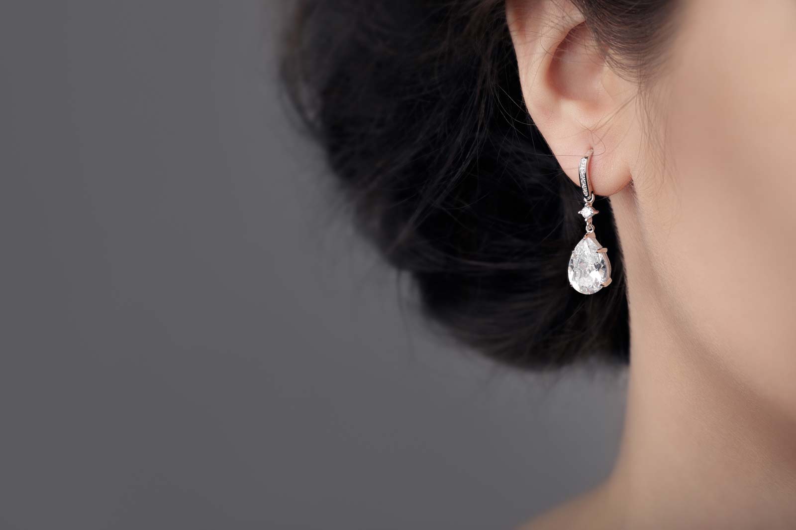 woman-diamond-earring-diamonds-by-doron