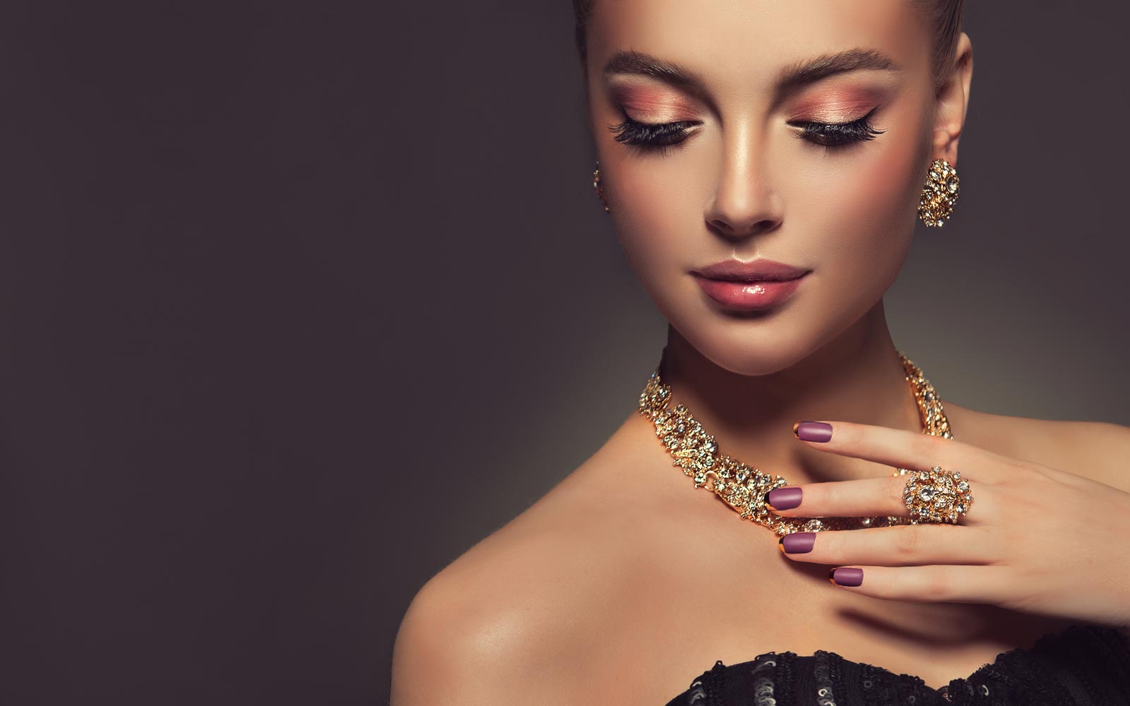 woman-diamond-earrings-ring-necklace